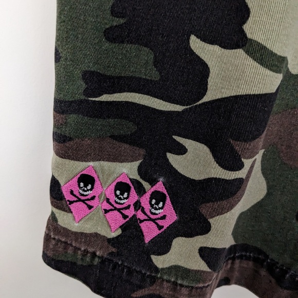 Army camouflage Bermudas shorts, embroidered skulls and skull on the button - Picture 4 of 4